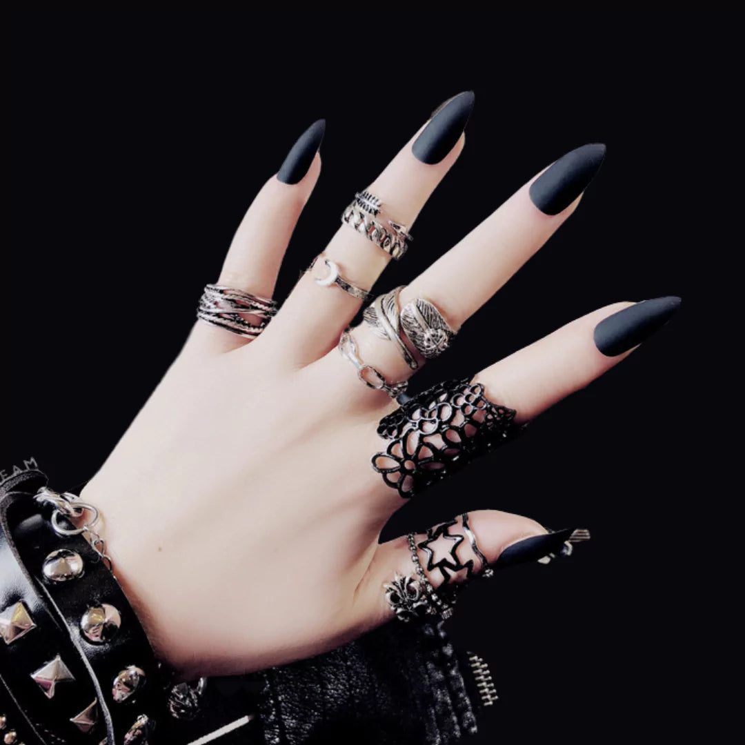 BLACK STILETTO MATTE NAILS