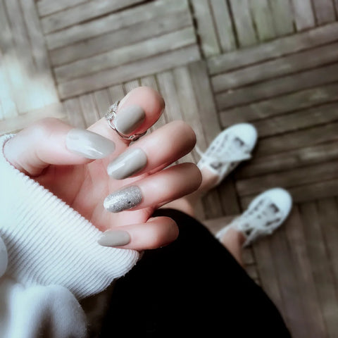 GRAY ROUND NAILS
