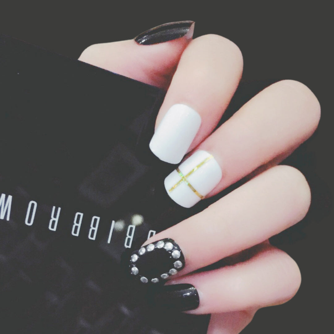 BLACK PEARL WHITE GOLDEN LINE NAILS - R20