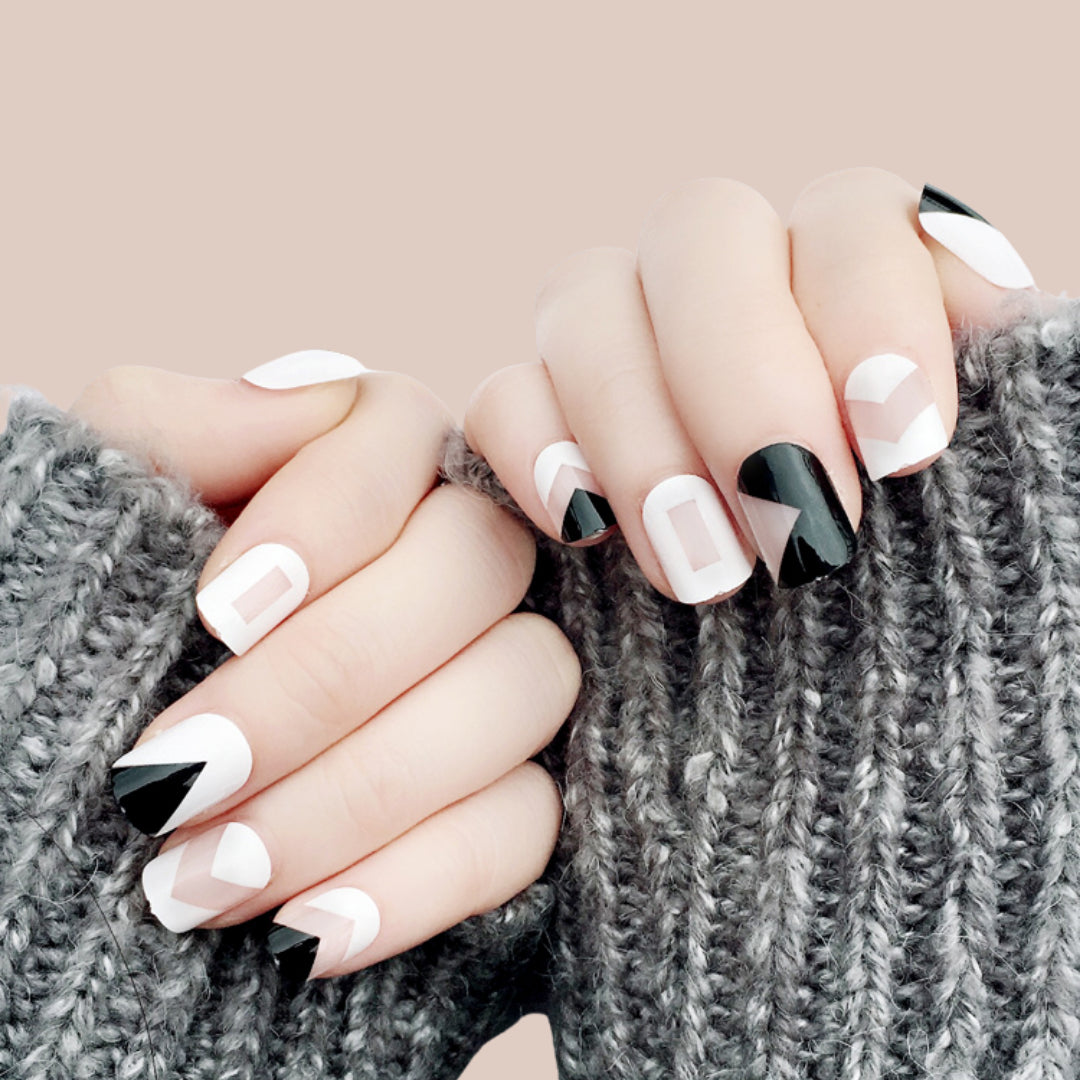WHITE AND BLACK SIGN NAILS  - R048